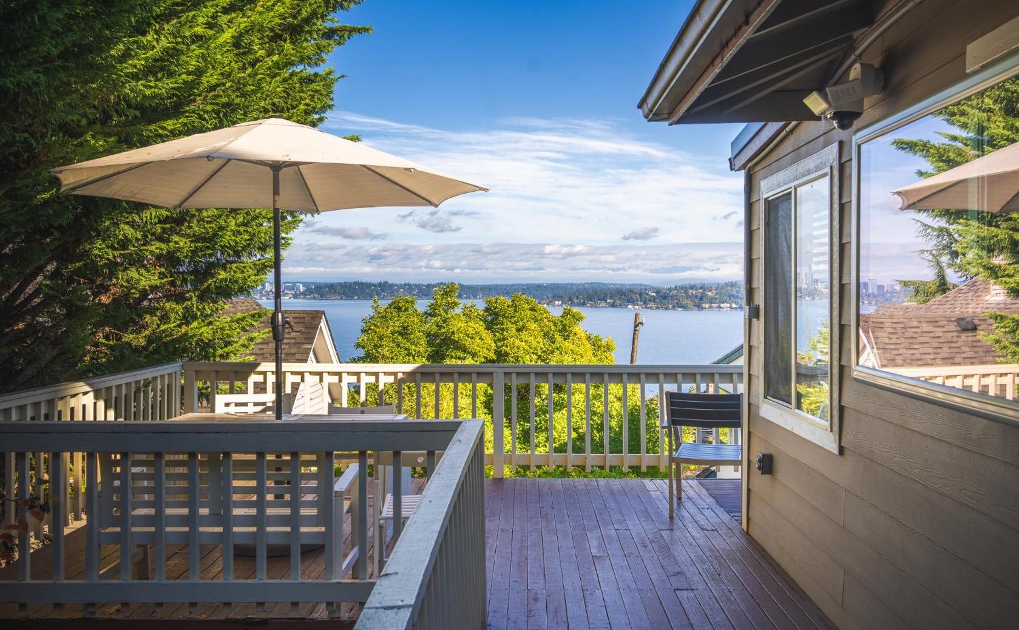 Sunrise On Lake Washington Villa Seattle Exterior photo