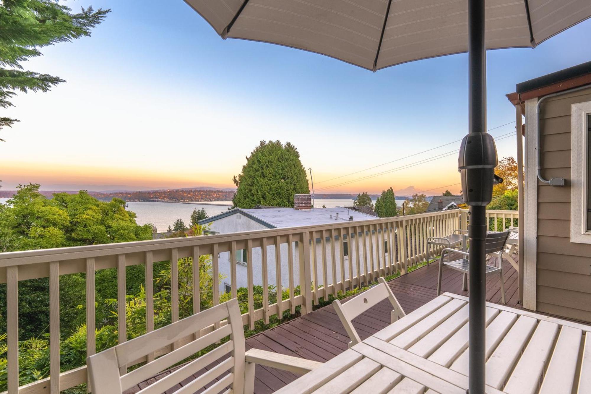 Sunrise On Lake Washington Villa Seattle Exterior photo